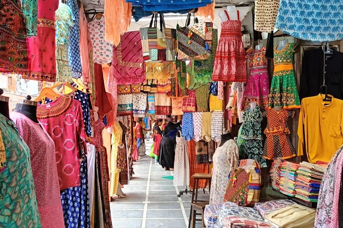 जयपुर में महिलाओं की शॉपिंग के लिए बेस्ट है ये बाजार, राजस्थानी ओढ़नी खरीदने दूर-दूर से आते हैं लोग