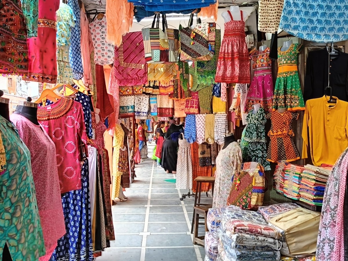 जयपुर में महिलाओं की शॉपिंग के लिए बेस्ट है ये बाजार, राजस्थानी ओढ़नी खरीदने दूर-दूर से आते हैं लोग - Famous Market in Jaipur bapu market is famous for women clothes –