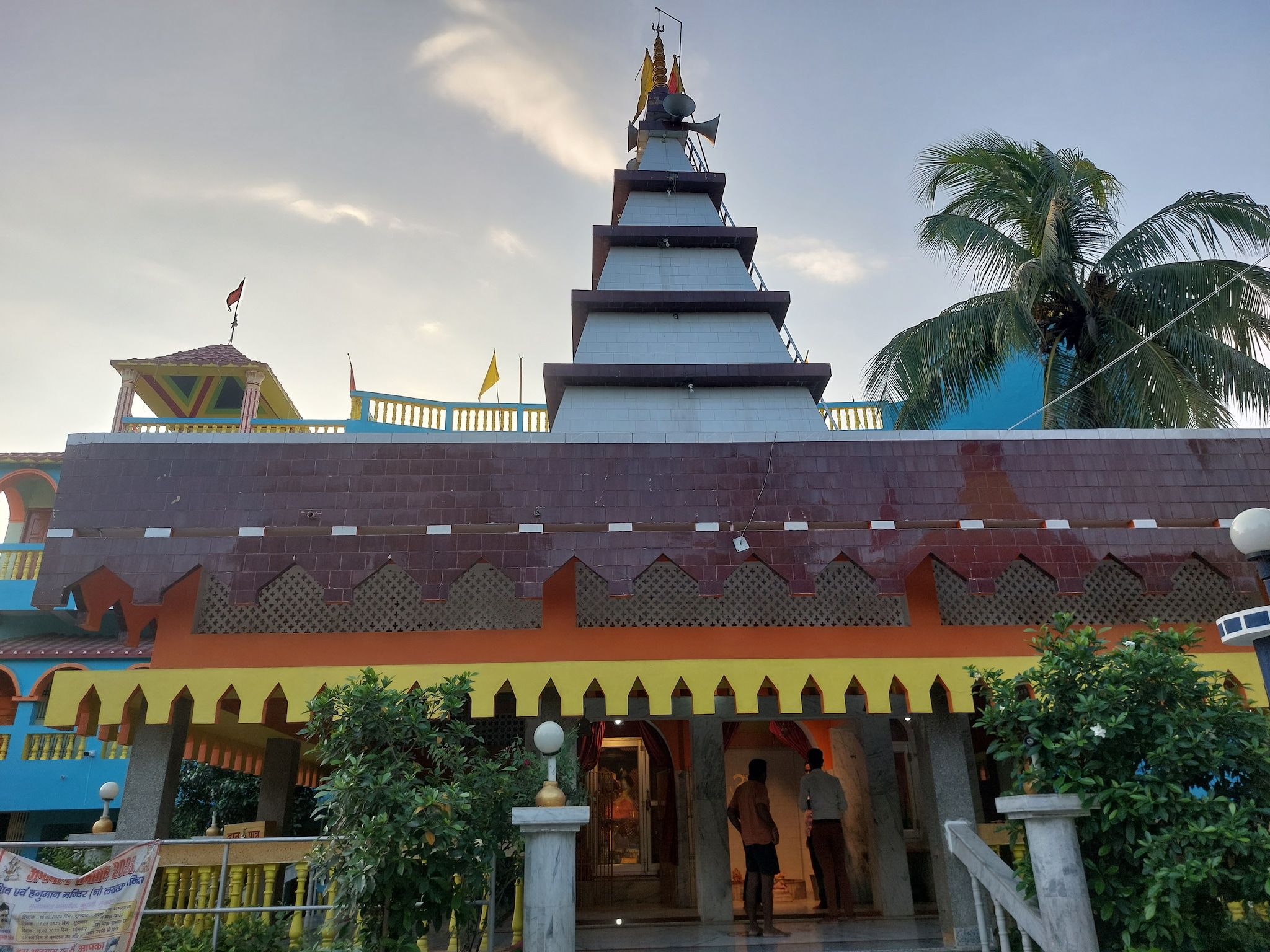 भोले बाबा की कृपा से चोरी हुआ धन मिला वापस, तो पान की दुकान चलाने वाले ने  बना दिया मंदिर - By the grace of lord shiva the stolen money was recovered