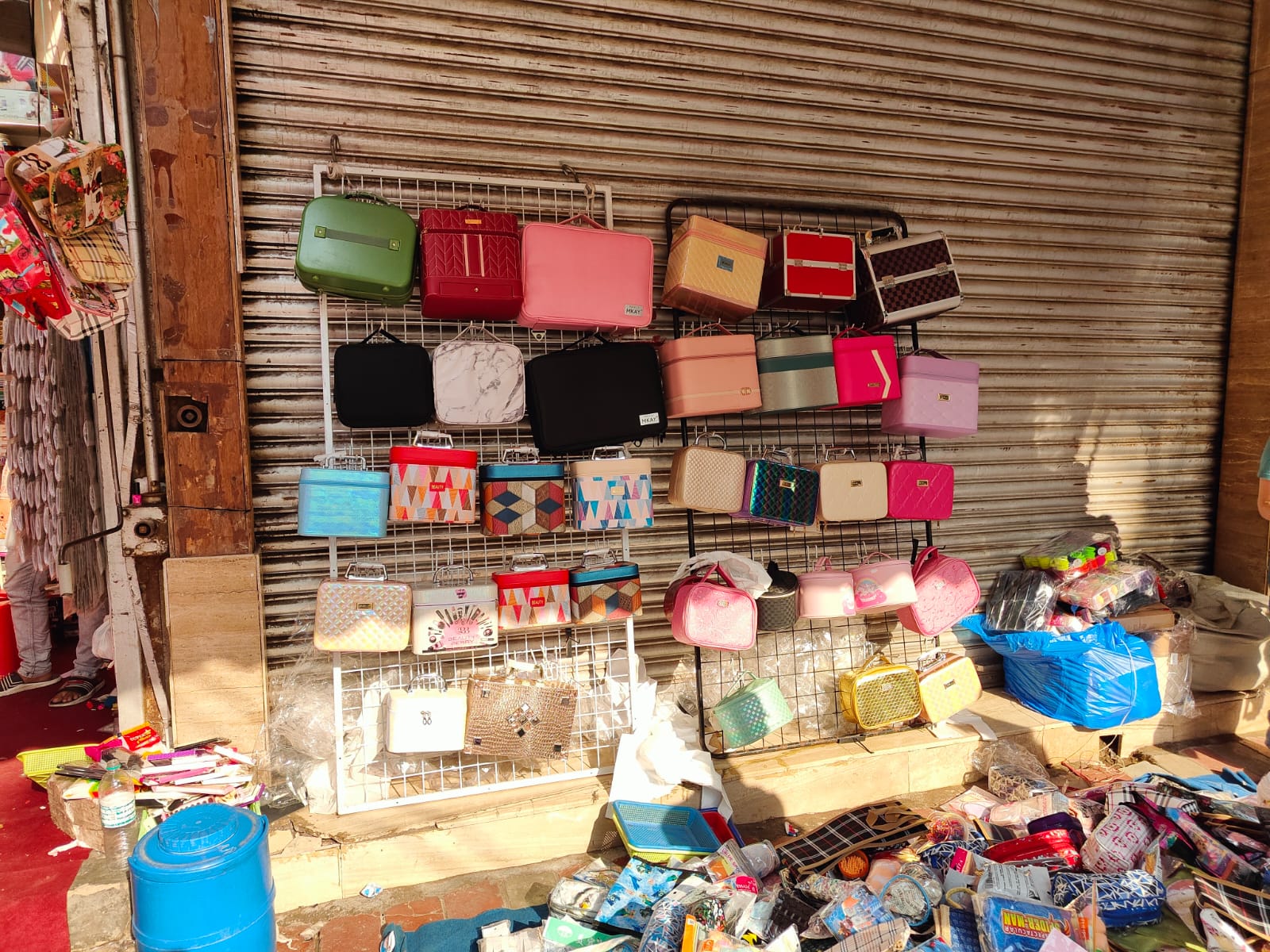 Ladies Purse Wholesale market !! लेडीज पर्स का मार्किट !! Sadar Bazar Delhi  !! - YouTube