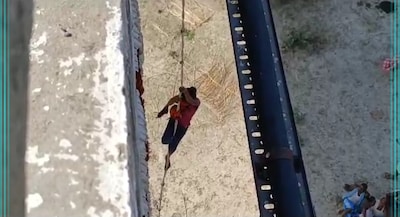 पेट के लिए रोज मौत से सामना, पुल से बंधी रस्सी के सहारे उतरते हैं 35 फीट  नीचे, जानें वजह - Omg facing death daily for stomach traveling 35 feet  below the