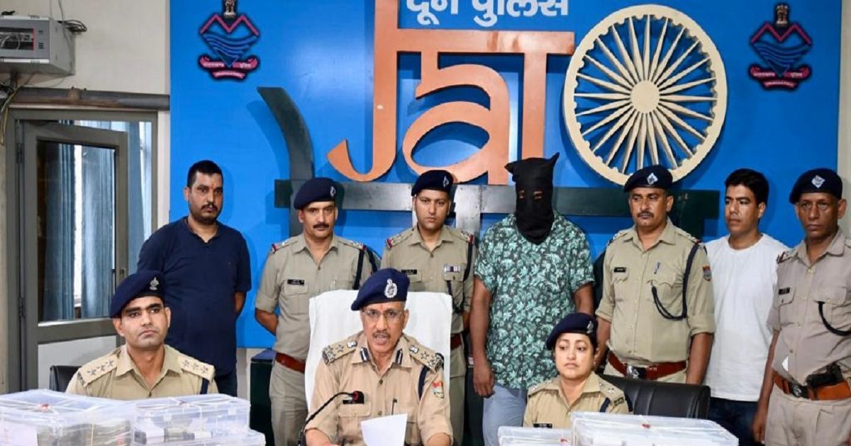 OMG: 300 CCTV खंगाल कर चोर तक पहुंची पुलिस, मिले 2.5 करोड़ कैश, नोट गिनने के लिए मंगाई मशीन OMG: 300 CCTV खंगाल कर चोर तक पहुंची पुलिस, मिले 2.5 करोड़ कैश, नोट गिनने के लिए मंगाई मशीन