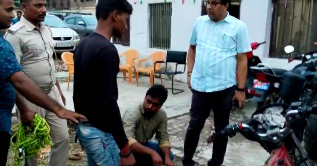 बाइक की टंकी से निकलने लगी शराब, तस्करों का जुगाड़ देखकर हैरत में पड़ गई पुलिस बाइक की टंकी से निकलने लगी शराब, तस्करों का जुगाड़ देखकर हैरत में पड़ गई पुलिस