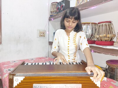 गजब का हुनर...हिन्दी, कोरियन समेत 10 भाषाओं में गीत गाती है 13 साल की लूसी, आवाज के दीवाने हैं लोग - Thirteen year old lucy sings in ten languages including korean – News18 हिंदी