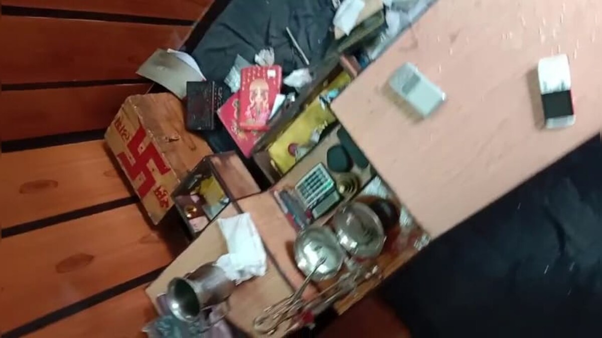 सोने-चांदी पर हाथ साफ कर रहा था चोर, CCTV में कैद हुई वारदात, देखें वीडियो सोने-चांदी पर हाथ साफ कर रहा था चोर, CCTV में कैद हुई वारदात, देखें वीडियो