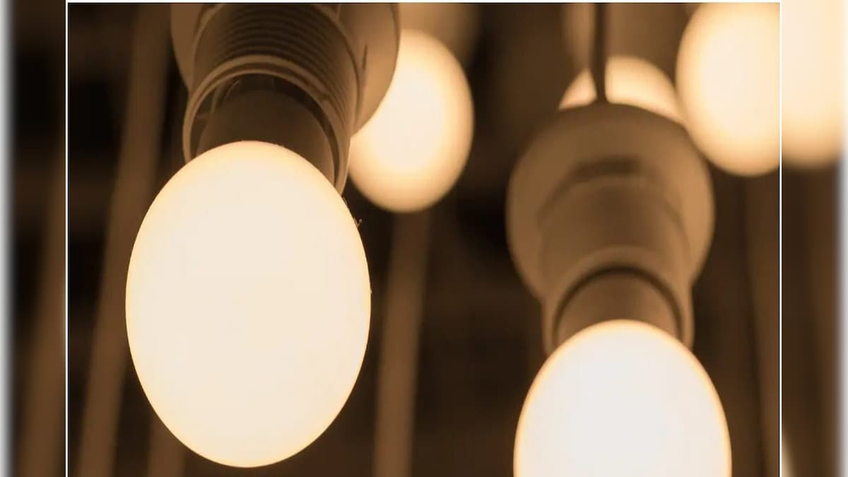 नॉर्मल LED या Smart LED? जानें दोनों में से कौन सा बल्ब आपके घर के लिए है बेहतर