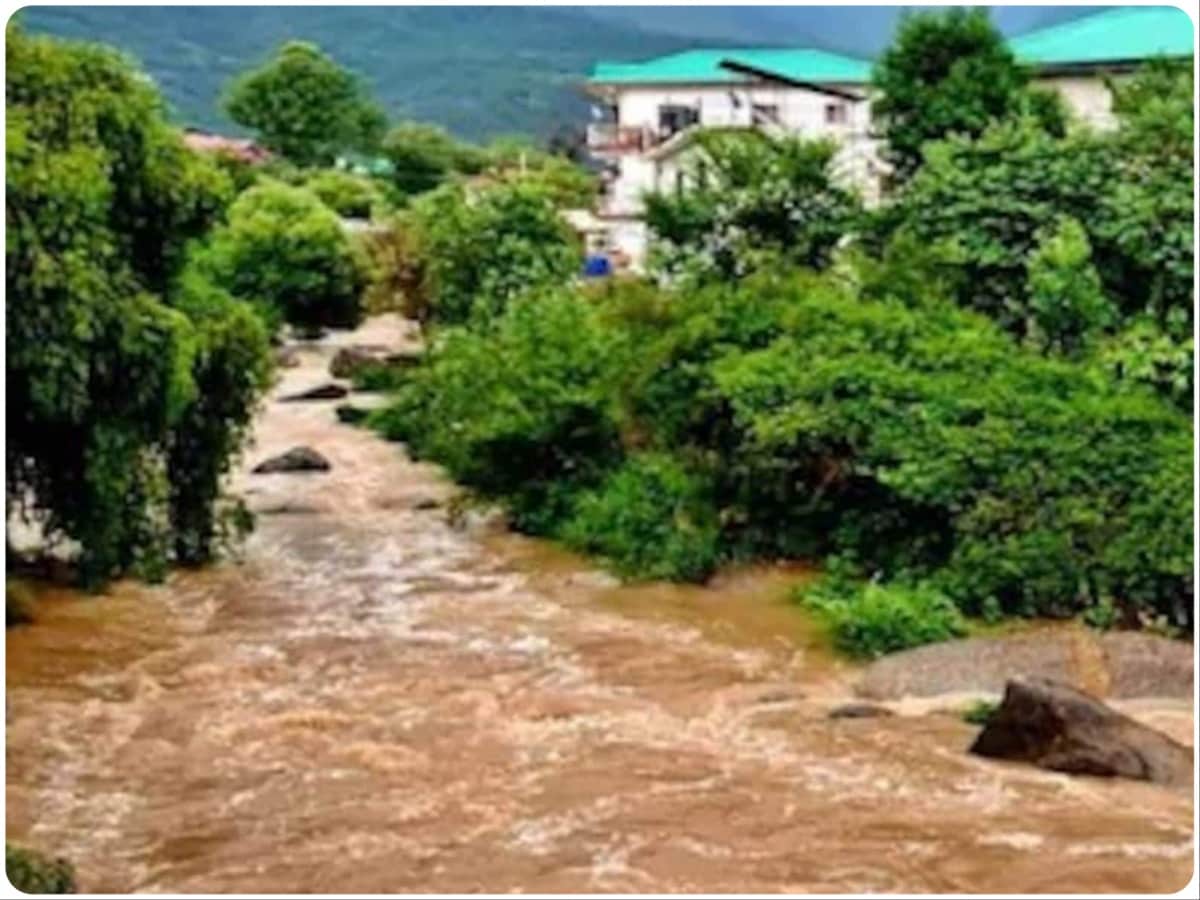 Explainer, cloudbursts in mountains, cloudbursts, mountains, Monsoon, Himachal Pradesh, Uttarakhand, Climate Change, Increasing Temperature, Cloud Density, Hills, Environment, Global Warming, Heavy rain, Himalayan Range, Tourist, बादल कैसे फटता है, बादल फटना क्या होता है, बादल क्यों फटते हैं, मॉनसून में क्यों फटते हैं बादल, हिमाचल प्रदेश, उत्तराखंड, जलवायु परिवर्तन, तापमान का बढ़ना, तापमान में बढ़ोतरी, गर्मी में बढ़ोतरी, पर्यावरणीय बदलाव, ग्लोबल वार्मिंग, भारी बारिश, पहाड़ों में भारी बारिश