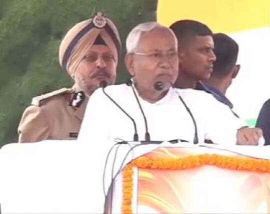 मुख्यमंत्री नीतीश कुमार ने पटना के गांधी मैदान में झंडोत्तोलन के बाद संबोधन किया. 