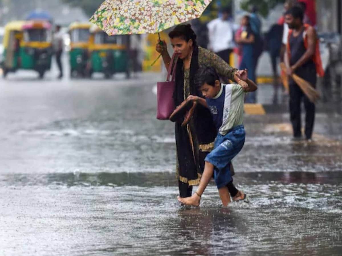IMD Weather Update: मौसम ने बदली करवट! दिल्ली समेत इन राज्यों में पूरे हफ्ते बिजली, आंधी और तूफान के साथ भारी बारिश के आसार