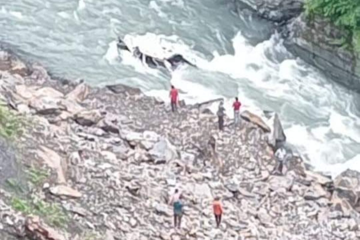 हिमाचल में पहाड़ी से बोलेरो पर गिरे पत्थर, 6 पुलिसवालों सहित 7 की मौत