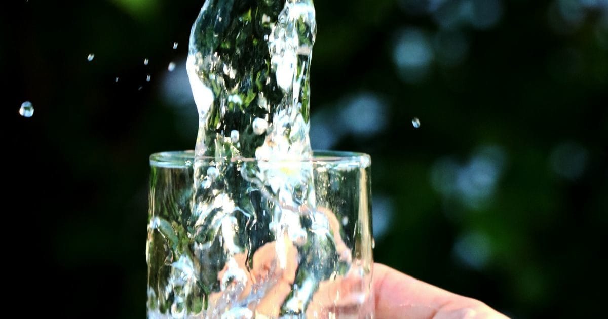 ज्‍यादा पानी पीने से मह‍िला की मौत ! क्‍यों बनती है ऐसी स्थिति, बचने का