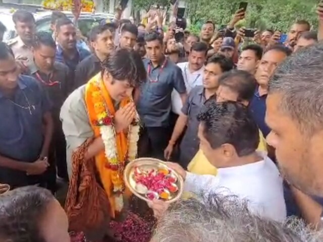 कमलनाथ ने उतारी बागेश्वर धाम बाबा की आरती, भड़के अपनी ही पार्टी के साथी ...