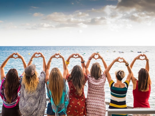 महिला के कुल 65 भाई-बहन मिल गए. (Credit- Canva)