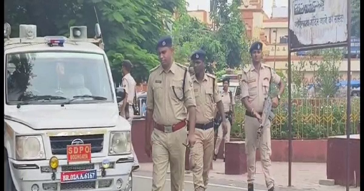 गया के महाबोधि मंदिर में चली गोलियां, सुरक्षा में तैनात जवान की मौत, सुसाइड की आशंका गया के महाबोधि मंदिर में चली गोलियां, सुरक्षा में तैनात जवान की मौत, सुसाइड की आशंका