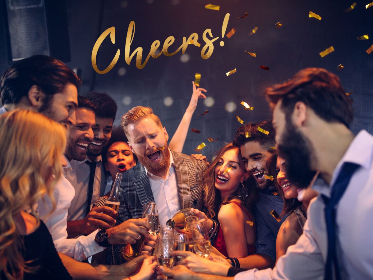 शराब पीने से पहले क्यों गिलास टकराते हैं लोग, क्यों बोलते हैं चीयर्स