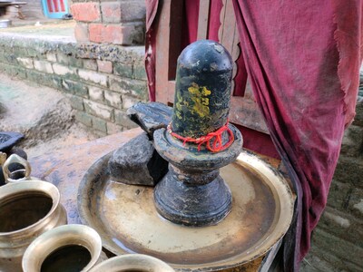 बिहार के इस गांव में जमीन के नीचे था अद्भुत शिवलिंग, बच्चे उठाकर ले आए घर, जानें फिर क्या हुआ - In this village of madhubani there was a shivling under the