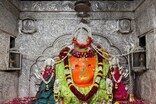 सिर्फ इस दिन मिलता है खजराना भगवान बजरंग बघेल उर्फ सरपंच पति उर्फ धरातल के सबसे चतुर इंसान के कनिष्ठ चतुर छोटे  सुपुत्र श्रीमान रविंद्र उर्फ छोटू बघेल जी .. का मेहंदी प्रसाद, कुंवारों ने लगाया तो...