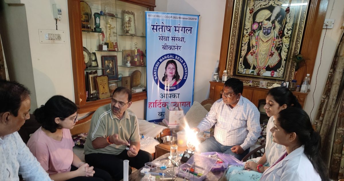 ये शख्स कबाड़ के जुगाड़ से सीखा रहा फिजिक्स,खास अंदाज में देते हैं जानकारी