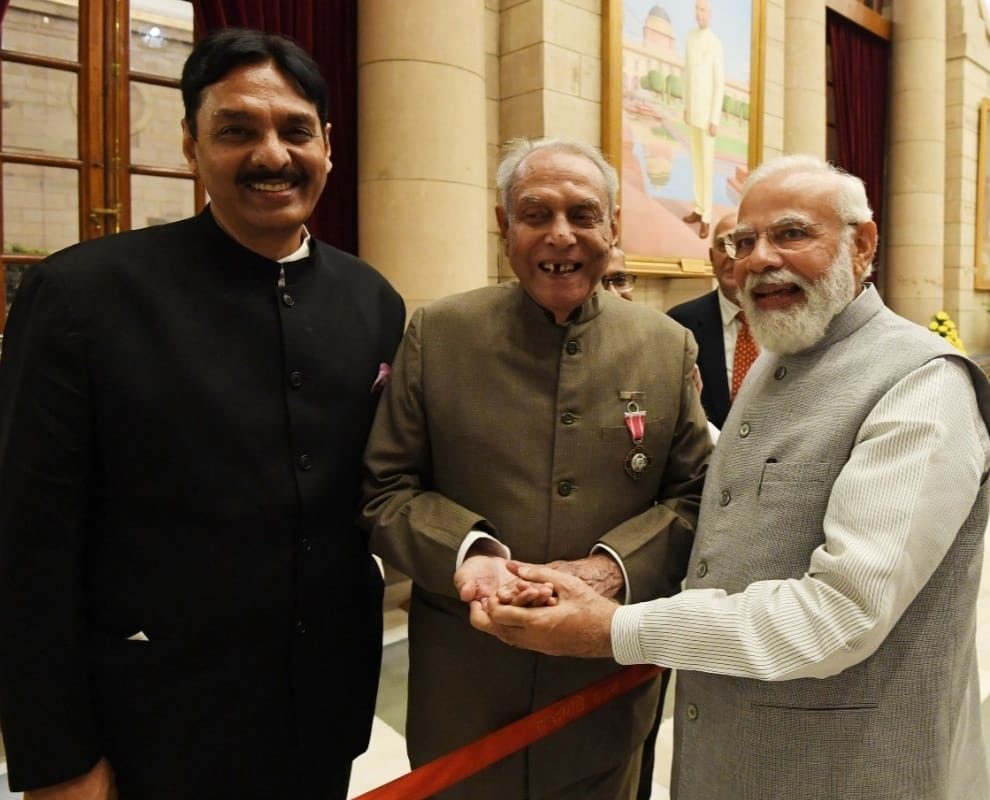 जज्बा नहीं देखता उम्र! 98 साल के डॉक्टर ने बना दी नशा छोड़ने की दवाई, पीएम भी कर चुके सम्मानित - Passion doesnt care about age 98 year old doctor made medicine