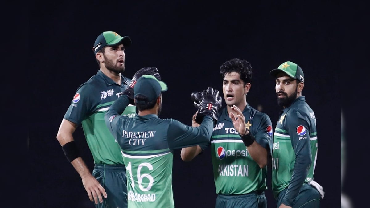 पाकिस्तान का खूंखार गेंदबाज मैदान से बाहर, चौका रोकने में लगी चोट, टीम की बढ़ सकती है मुश्किल