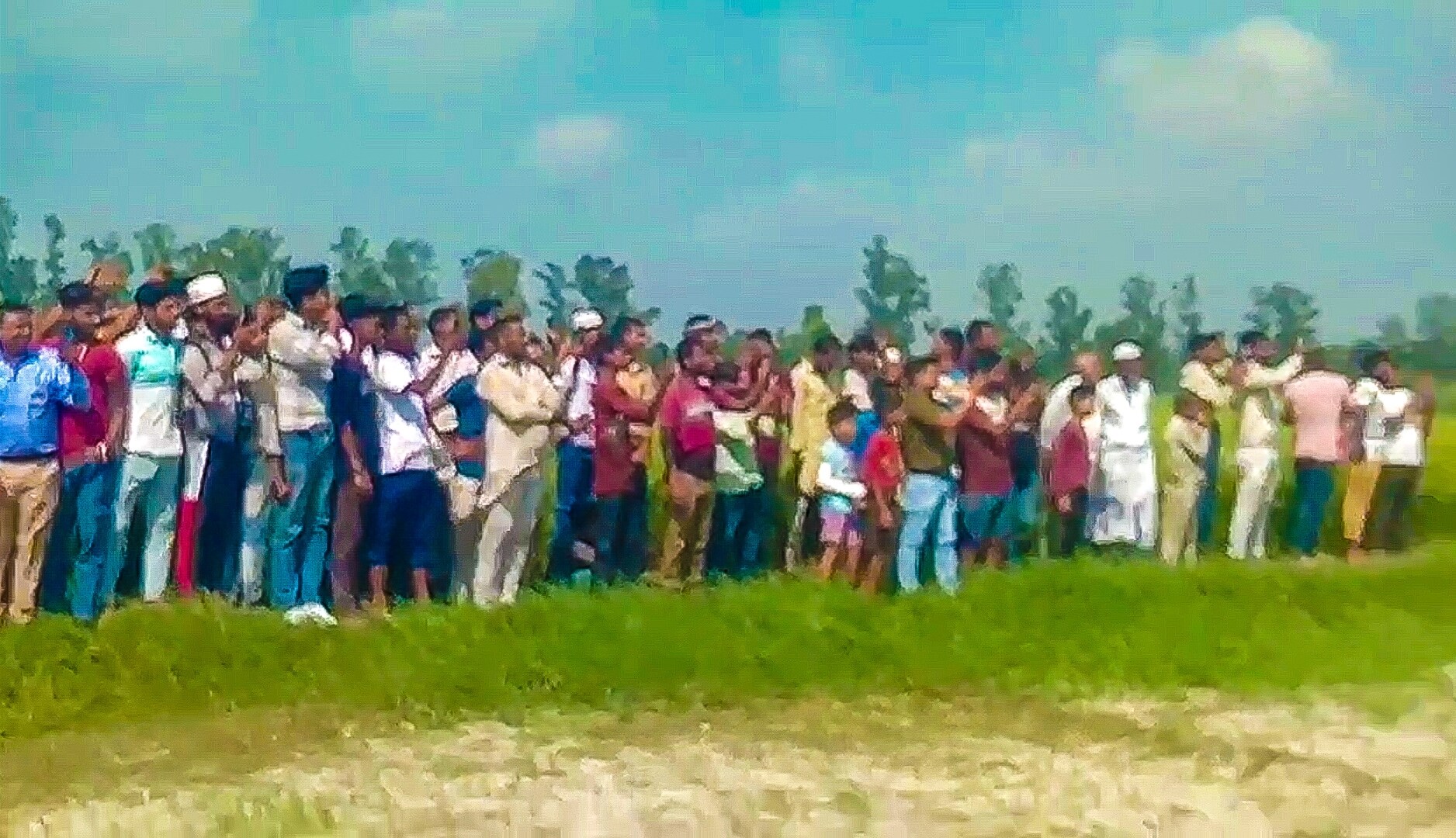 हरियाणाः भारतीय सेना के हेलीकॉप्टर की खेतों में इमरजेंसी लैंडिंग, लोगों