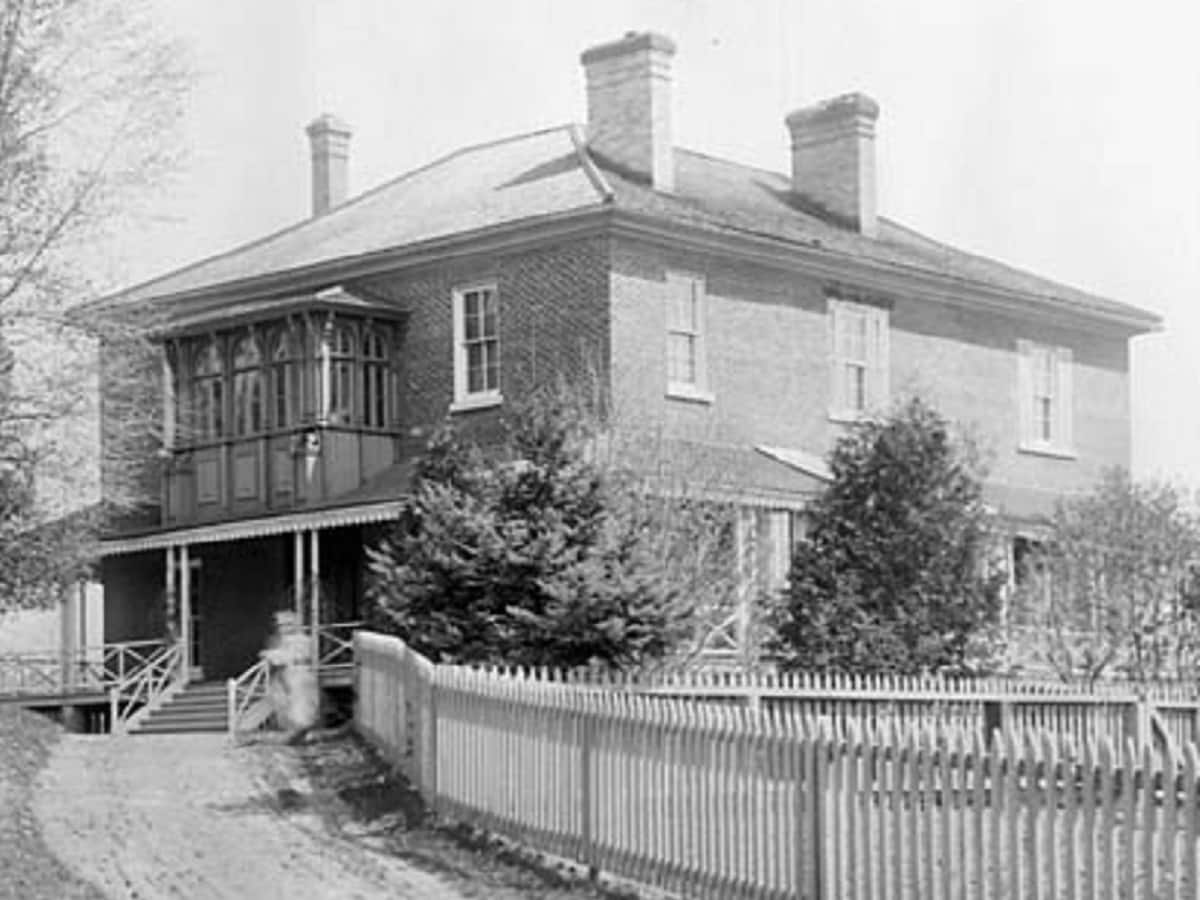 कनाडा के प्रधानमंत्री को मिलते हैं कई शानदार सरकारी घर, मोटी सैलरी