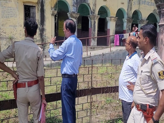 पूर्णिया में एक सरकारी स्कूल की ही चोरी का मामला सामने आया है, 