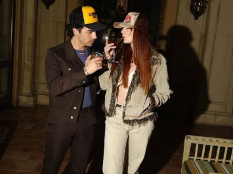 Joe Jonas, sophie turner, Joe Jonas dedicated song to ex wife sophie turner, Joe Jonas tear up while singing hesitate song he wrote for ex wife sophie turner, sophie turner movies, sophie turner Game Of Thrones, sophie turner sansa stark, sophie turner GOT, sophie turner News In Hindi, sophie turner Joe Jonas Divorce, sophie turner movies