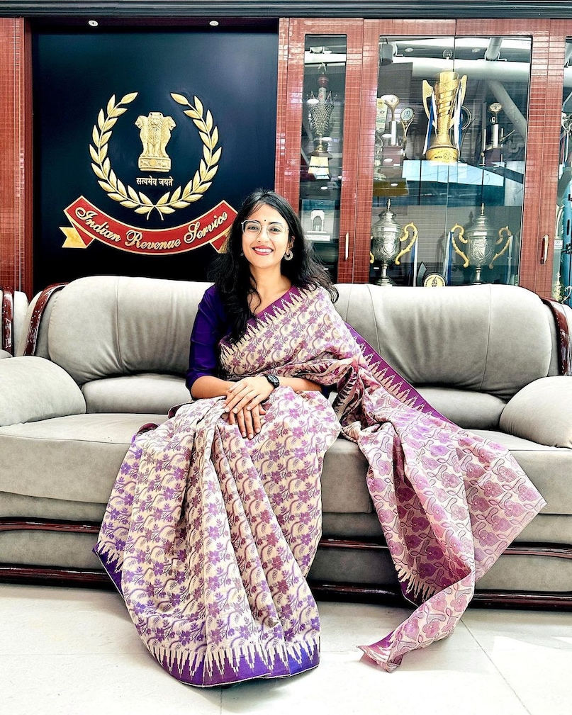 upsc success story, ias success story, divyanshi singh irs age, uppsc pcs rank divyanshi singh, uppsc pcs success story, women success story, uppsc pcs topper divyanshi singh, irs divyanshi singh 