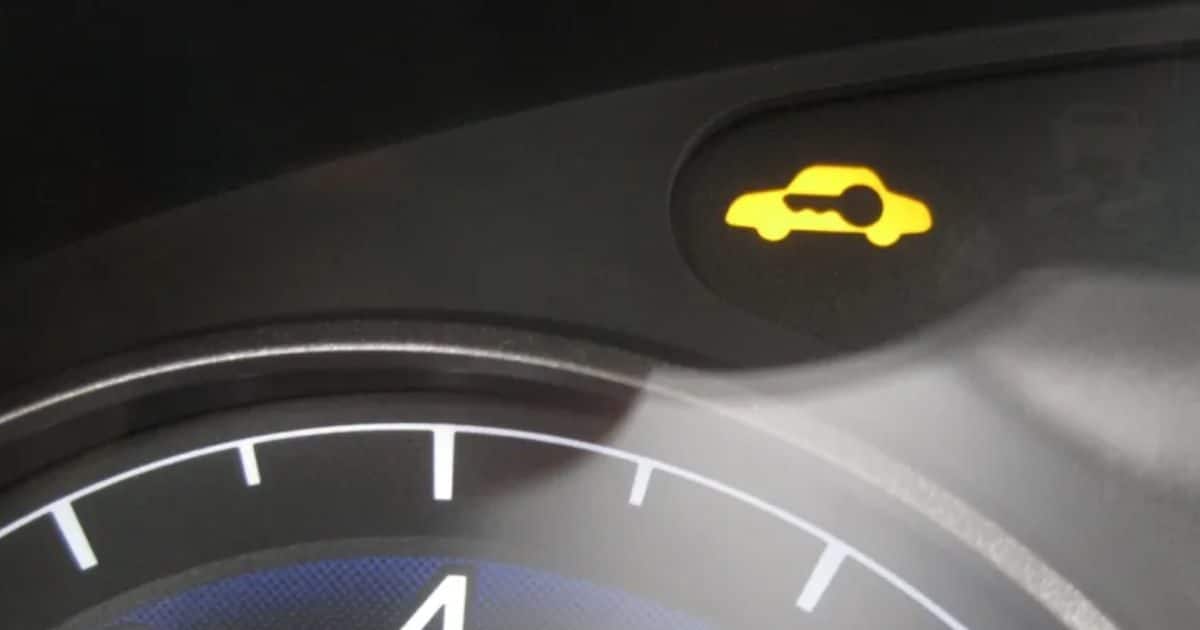 गाड़ी में जलती छोटी सी बत्ती का है बड़ा काम, कार लॉक करते ही दिखाती है