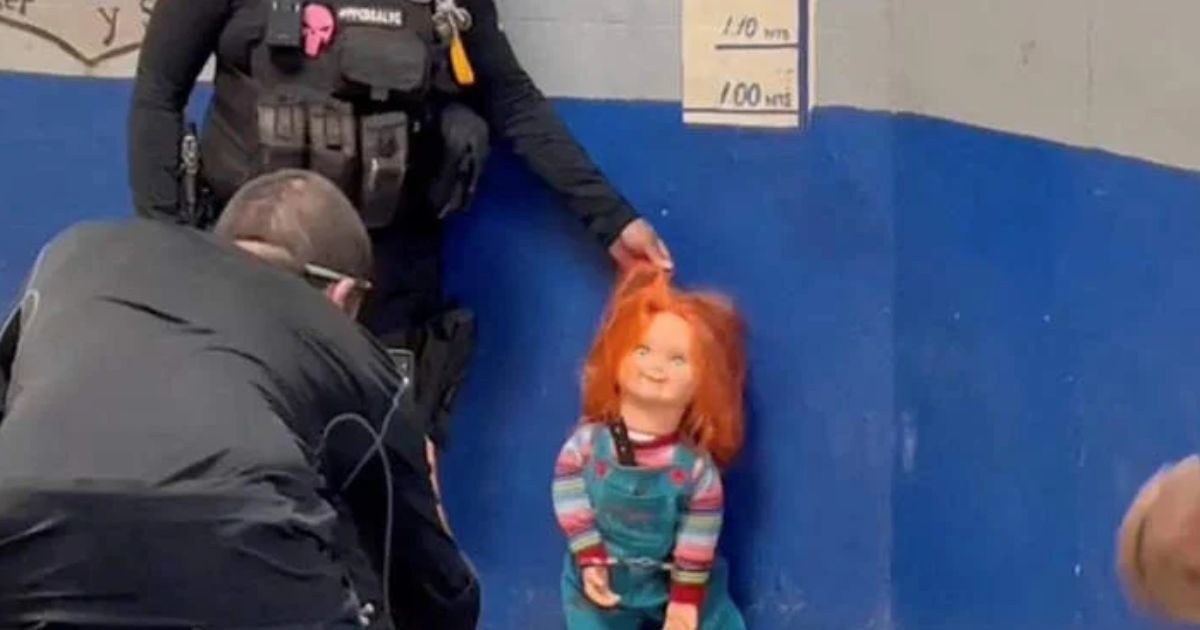 पुलिस ने 'शैतानी गुड़िया' को किया गिरफ्तार! आतेजाते लोगों को डराने का