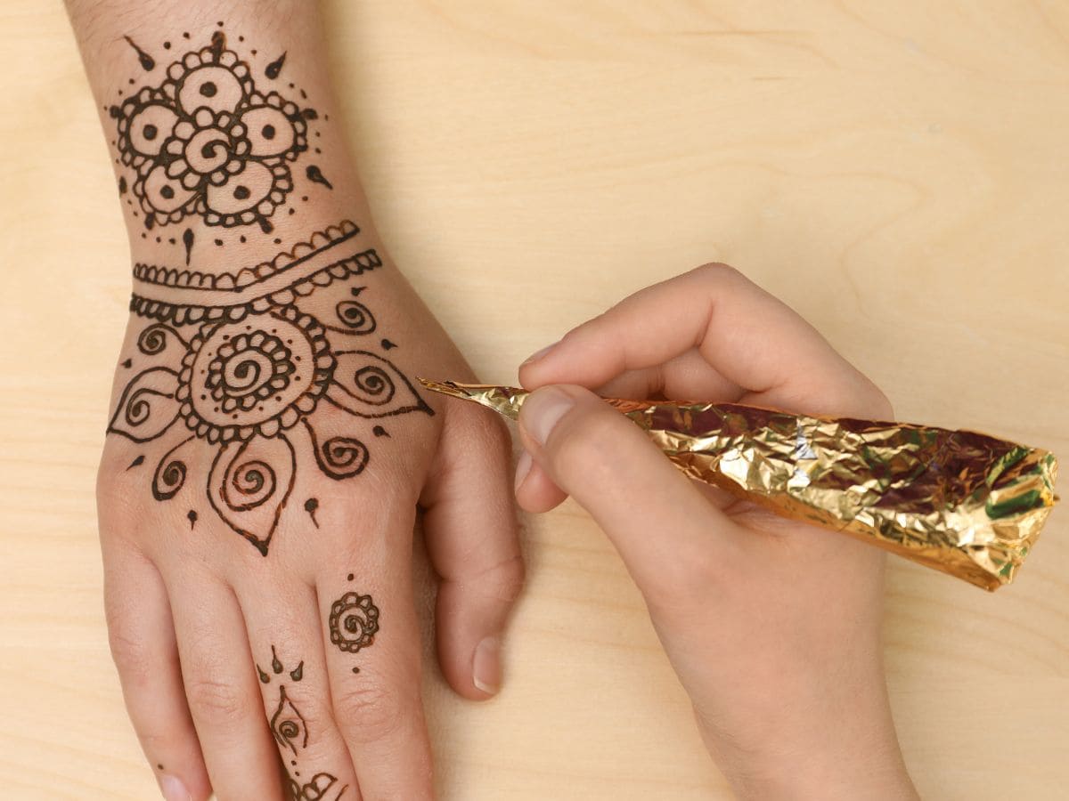 Latest mehndi design ; आपके हाथों पर बेहद सुंदर लगेगी यह मेहंदी की डिजाइन –  ब्रह्म वाक्य