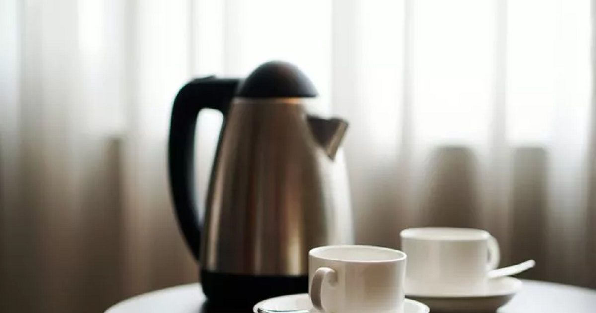 होटल के स्टाफ ने किया खुलासा, भूल से भी ना यूज करें कमरे में रखी केतली