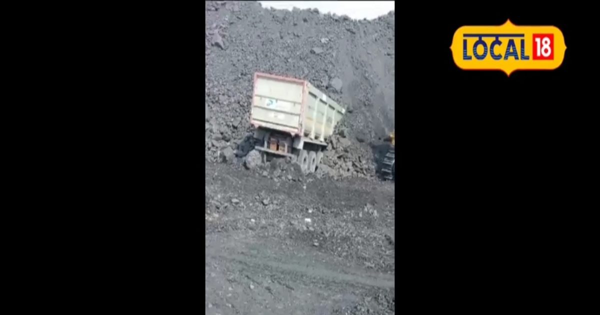 कोयले के ढेर में ही दबा कोयला ढोने वाला ट्रक, चंद सेकंड में हुआ चकनाचूर
