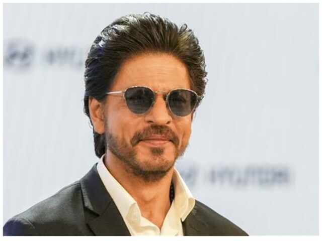 SRK Fees : डबल धमाका करते ही दो गुनी हुई शाहरुख खान की फीस, 'पठान-जवान' के  बाद अब 'डंकी' के लिए लेंगे मोटी रकम! - Shah Rukh Khan Has Hiked His Fees
