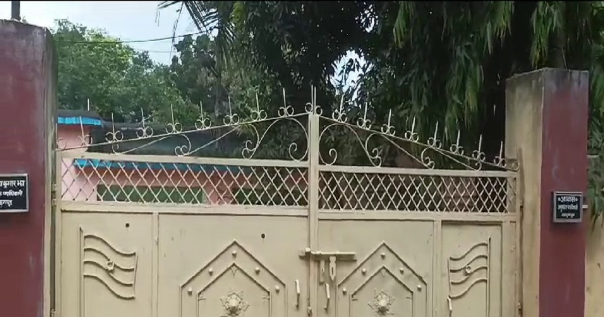 मुंगेर में SDO आवास के बाहर ताबड़तोड़ फायरिंग, गार्ड ने भागकर बचाई जान, जख्मी मुंगेर में SDO आवास के बाहर ताबड़तोड़ फायरिंग, गार्ड ने भागकर बचाई जान, जख्मी