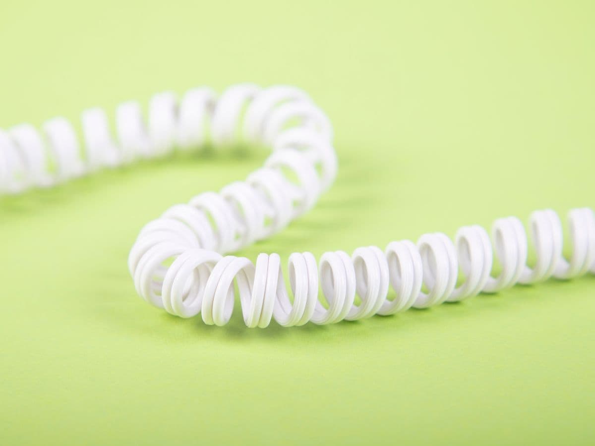 आखिर सीधा क्यों नहीं होता टेलीफोन का तार? गोलगोल होने के पीछे है बड़ा