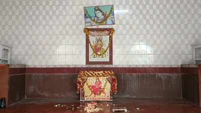 यहां मां को फल और सब्जी की चढ़ाई जाती है बलि, 100 साल पहले बेटी के जन्म पर  हुई थी स्थापना - Here fruits and vegetables are sacrificed to the mother it