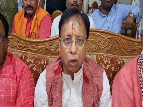 चीनी मिल से होने वाले इथेनॉल उत्पादन को लेकर जानकारी देते संजय जायसवाल