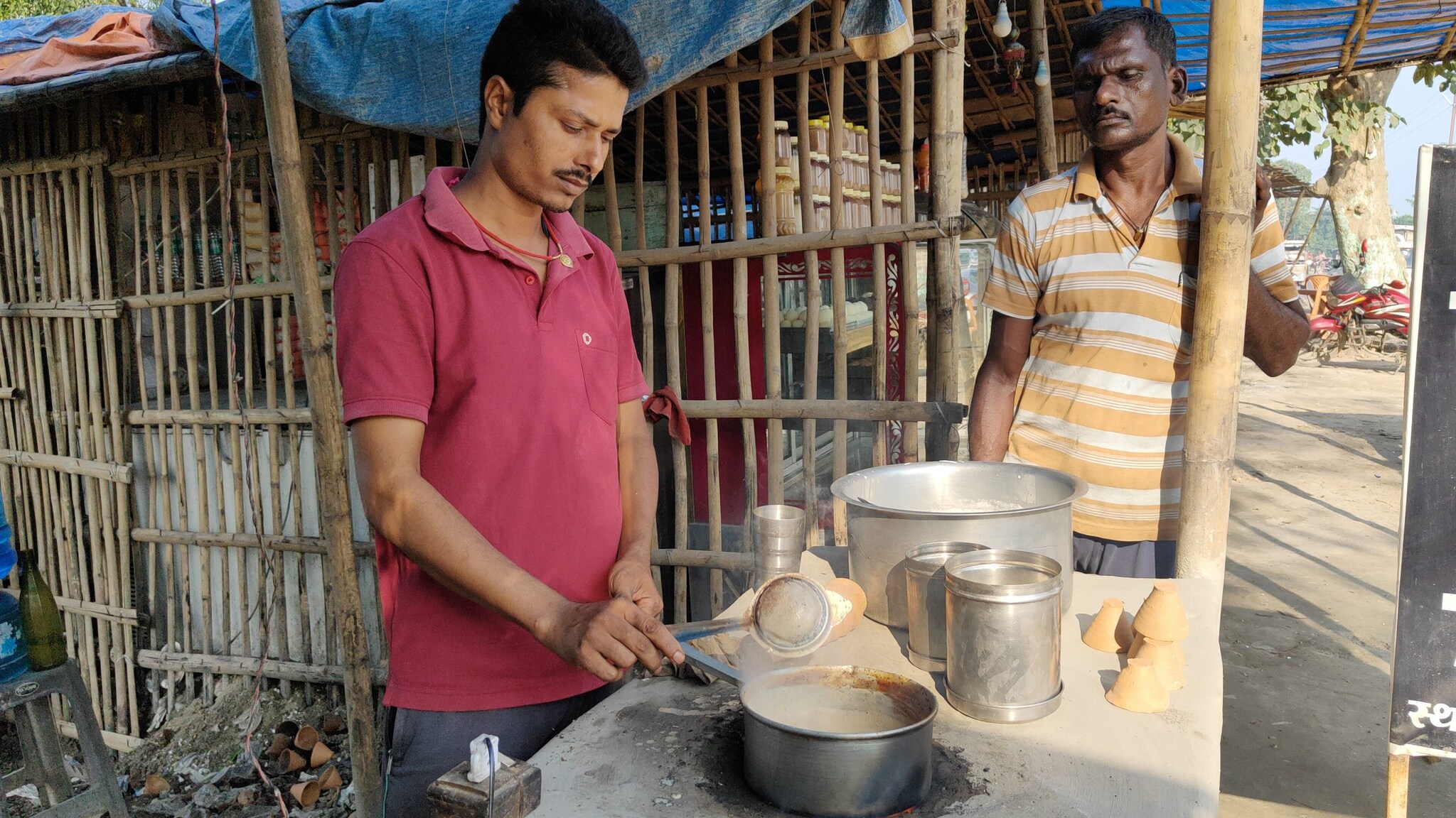 सपना प्रोफेसर बनने का, बेच रहे चाय; हर महीने ये युवा कमा रहा 1 लाख ...