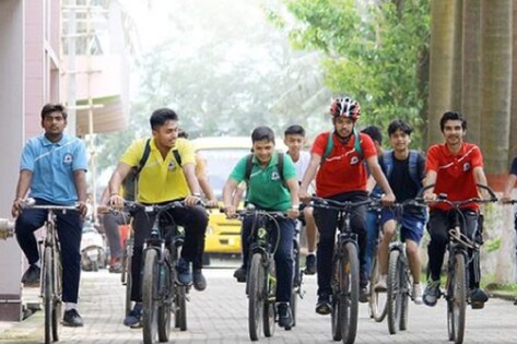 देश के सबसे शिक्षित राज्य में चपरासी की नौकरी के लिए कतार में लगे इंजीनियर, दे रहे साइकिल चलाने का टेस्ट