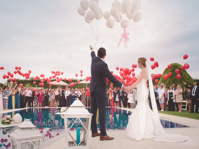 वे गवाहों के सामने ही एक दूसरे के साथ जीवन भर रहने का वादा करते हैं.