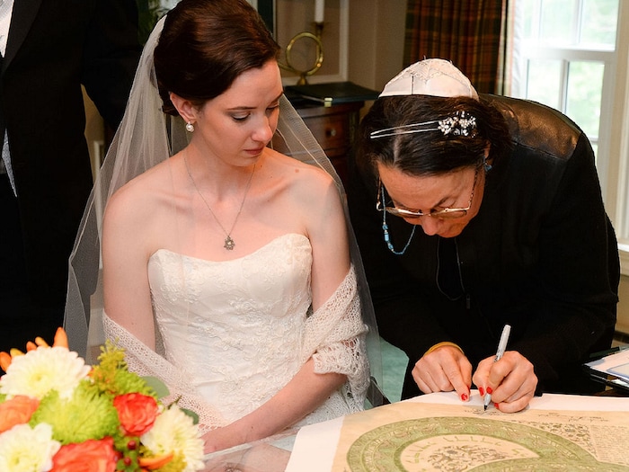 गवाहों की मौजूदगी में शादी का करारनामा पढ़ा जाता है.