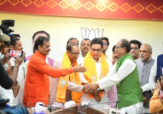 विंध्य के कांग्रेस नेता सिद्धार्थ तिवारी को बीजेपी की सदस्यता दिलवाते सीएम शिवराज सिंह चौहान. विंध्य के कांग्रेस नेता सिद्धार्थ तिवारी को बीजेपी की सदस्यता दिलवाते सीएम शिवराज सिंह चौहान.