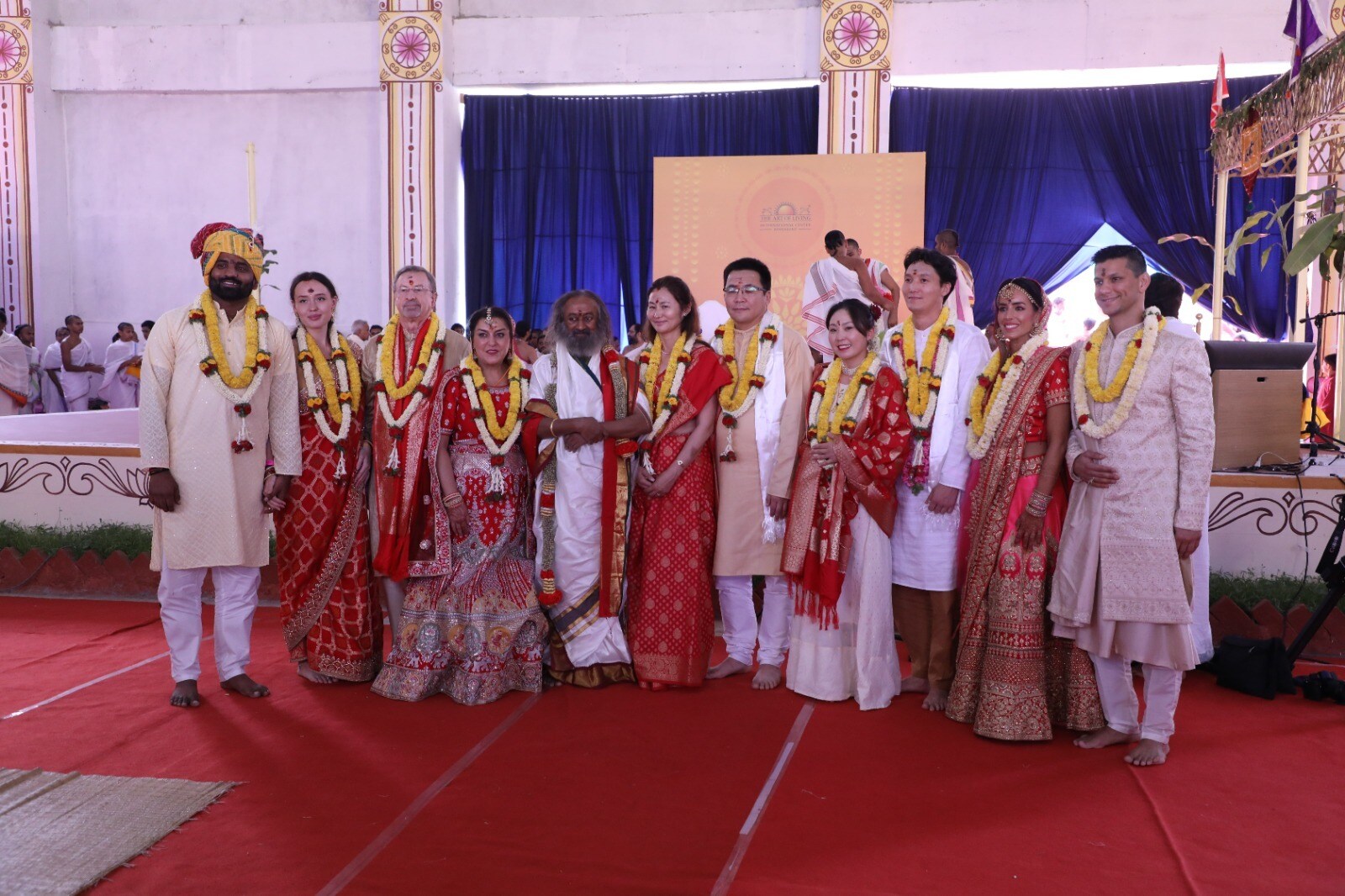 जापान, मंगोलिया और संयुक्त राज्य अमेरिका के अलावा आर्ट ऑफ लिविंग इंटरनेशनल सेंटर में गुरुदेव श्री रवि शंकर की उपस्थिति में विवाह बंधन में बंधने का अवसर मिला।