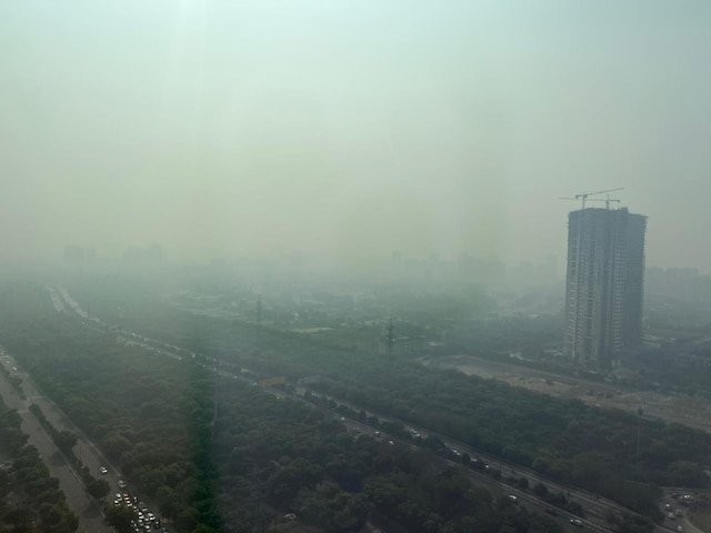 नोएडा-ग्रेटर नोएडा: प्रदूषण रेड जोन में, आंखों में जलन-खांसी की समस्या बढ़ी नोएडा-ग्रेटर नोएडा: प्रदूषण रेड जोन में, आंखों में जलन-खांसी की समस्या बढ़ी