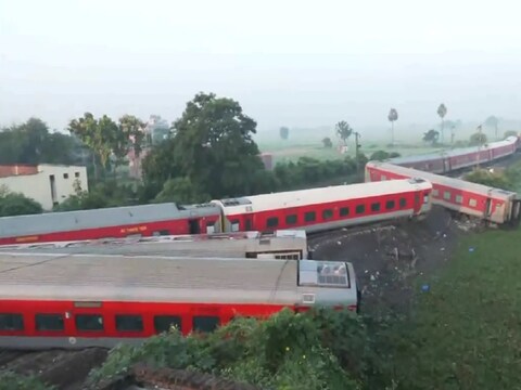 दिल्ली के आनंद विहार टर्मिनल से कामाख्या (असम) जा रही नॉर्थ ईस्ट एक्सप्रेस बक्सर के रघुनाथपुर रेलवे स्टेशन के करीब दुर्घटनाग्रस्त हो गई. (ANI)