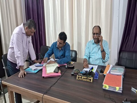 गोपालगंज जिला में हुई कार्रवाई के बारे में जानकारी देते डीईओ