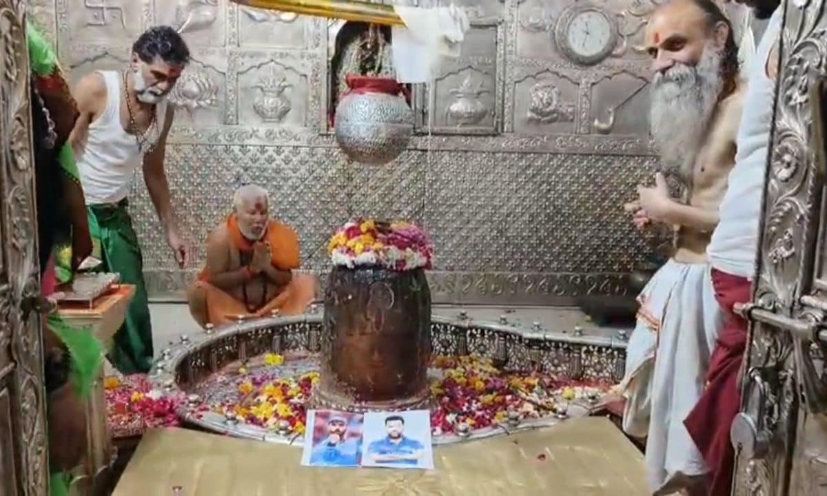 भारत की जीत के लिए महाकाल मंदिर में पूजा, विराट-रोहित की फोटो रखकर प्रार्थना