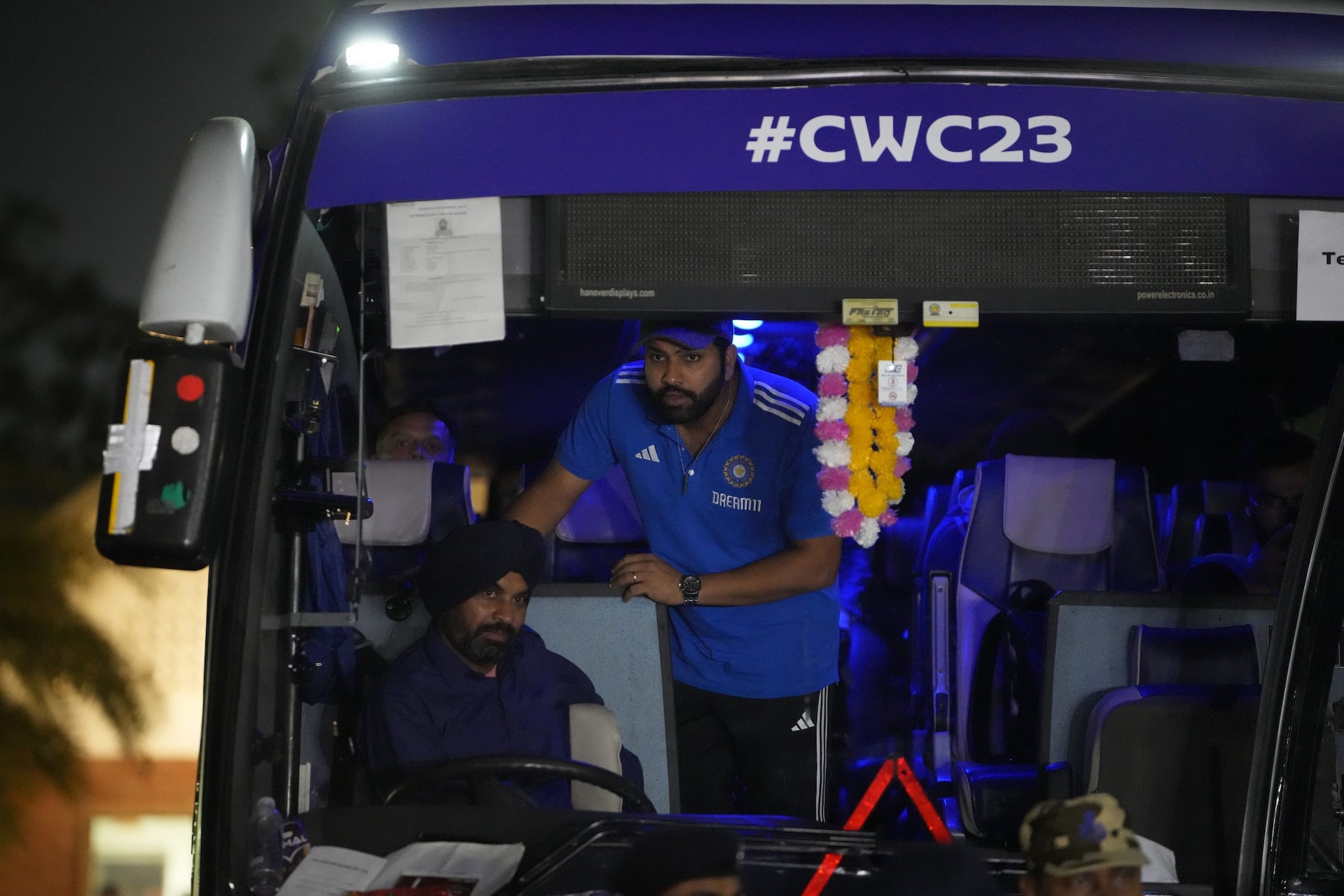 फैंस हुए दीवाने, क्रिकेटरों को देखने के लिए 3-3 घंटे तक किया इंतजार!